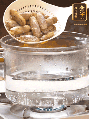 煮一鍋沸水，下蟶子汆燙30秒，撈出浸入冰水，取出蟶子肉