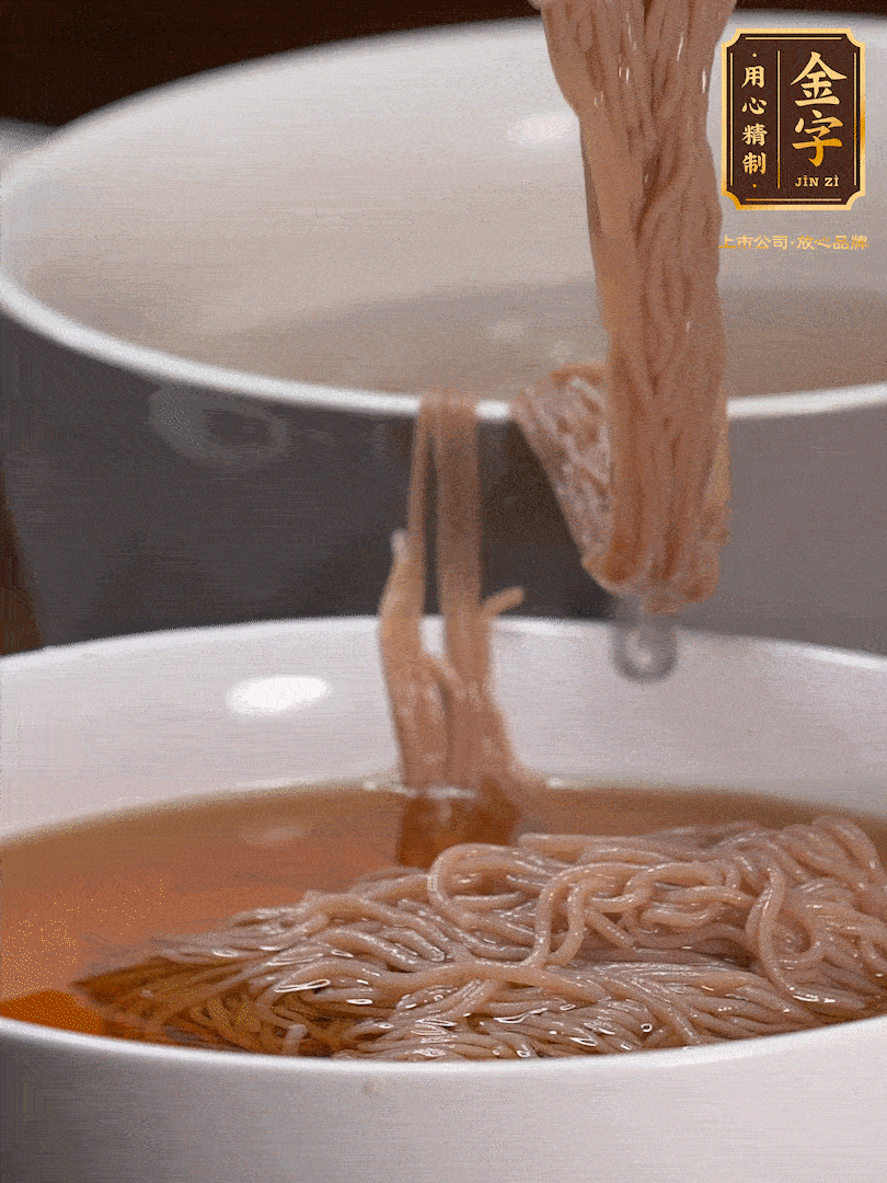 蘋果醋，一點(diǎn)鹽、糖、醬油，兌入涼白開水調(diào)成簡易冷面湯，放水箱冷藏