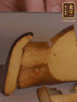 2個(gè)牛肝菌切丁，1個(gè)牛肝菌切片；金字香腸1根切丁，1根切片