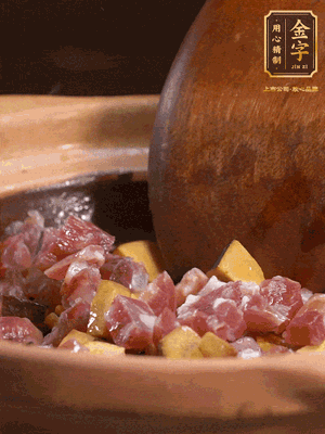 熱油下蒜片，倒入香腸丁、牛肝菌丁翻炒出香味