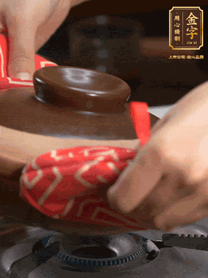 中火調(diào)成小火，鋪上香腸蓋蓋燜5分鐘。不斷轉(zhuǎn)動(dòng)瓦煲，讓側(cè)壁的飯形成飯焦