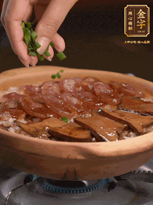 最后鋪上牛肝菌，爭分奪秒地倒上醬汁，撒點(diǎn)小蔥花