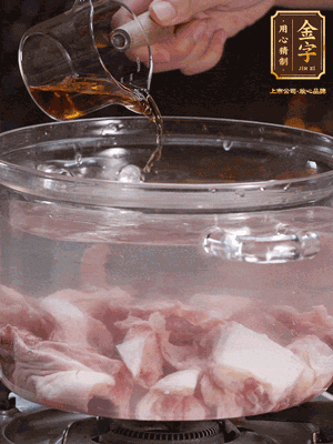老鴨切塊，鍋里水煮開，鴨肉加姜片、料酒焯水
