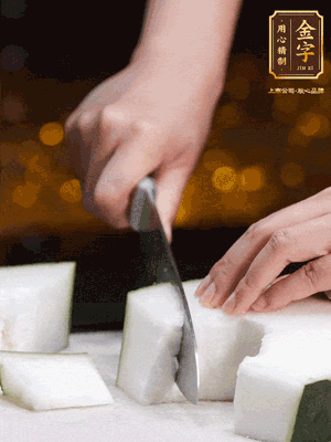 薏米提前浸泡好。冬瓜帶皮洗凈切塊