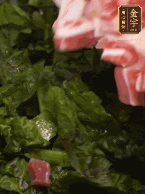 大米淘洗干凈，把食材全部放進去，加適量水攪拌均勻