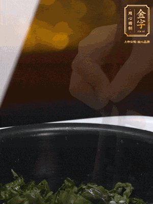 煮飯鍵開煮，根據(jù)個人口味加鹽