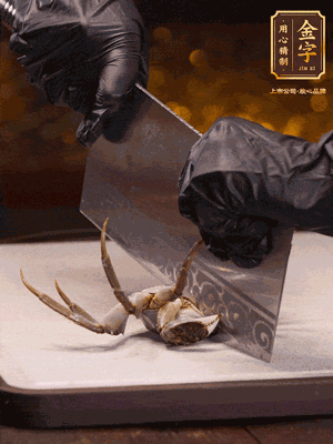 用刷子刷干凈六月黃，一斬二。把蟹蓋、蟹胃拿出來。