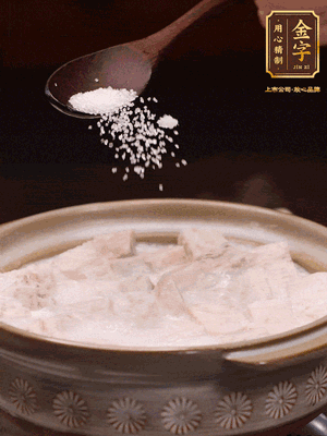 大火后改小火炆8分鐘左右，再加味精、精鹽，繼續(xù)炆至芋頭入味