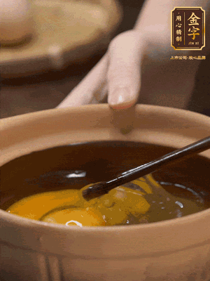 雞蛋打入砂鍋，充分打勻，1.5倍的溫水加一勺鹽，倒入蛋液中，攪拌均勻后用勺子舀去表面浮沫