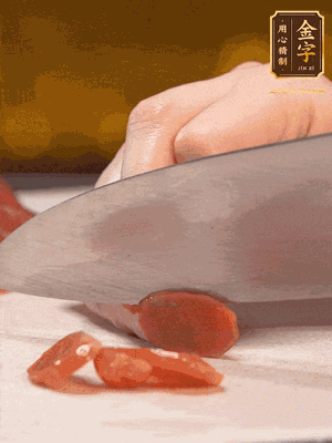 臘腸下水煮10分鐘，切薄片