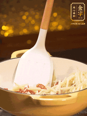 再放嫩姜絲，翻炒出姜絲的辣味