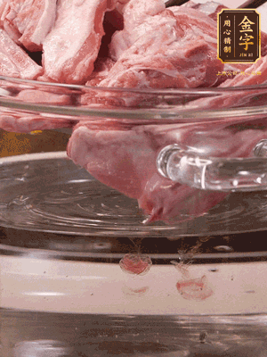 羊排清水洗凈，冷水浸泡30分鐘-2個小時，去除血沫。冷水下鍋，小火加熱析出血水后洗凈備用