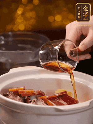 羊排、火腿、姜片一起入砂鍋，大火煮到沸騰