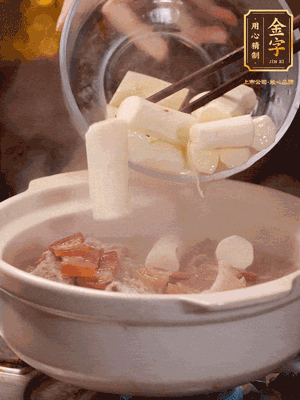 轉(zhuǎn)小火煮1個小時，再放入山藥煮30分鐘，最后加紅棗、枸杞