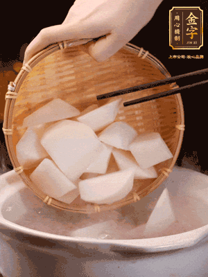 大火煮開后，轉中小火燉40分鐘，挑出蔥結，再下蘿卜燉20分鐘