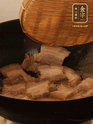 鍋中少油，翻炒五花肉