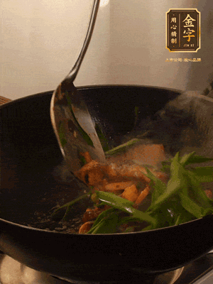 黃豆醬、鹽、糖調(diào)味，淋一圈花雕酒，蒜白先下，蒜葉后下