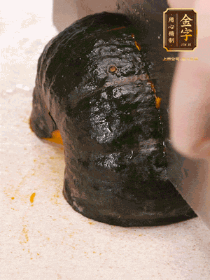 貝貝南瓜去皮，切成小塊。姜切絲