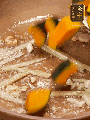 砂鍋倒一層底油，蒜粒、姜絲炒香后，再下南瓜翻炒30秒