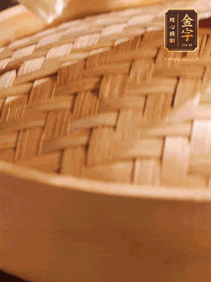 將香腸、醬油肉、臘肉放入蒸容蒸20分鐘