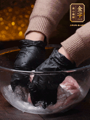 豬肚放入面粉、鹽、白酒，反復揉搓（重復3遍），洗掉表面的黏液。再把豬肚翻過來，剪去油脂，一樣反復揉搓干凈