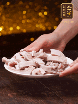 豬肚冷水下鍋，姜蔥料酒去腥，水開煮5分鐘，撈出，切小塊。