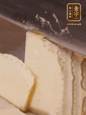 冬筍去殼切片，水開后煮2分鐘焯水
