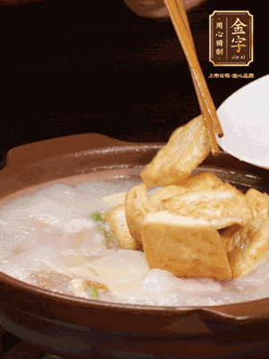 倒入開水大火煮開，轉(zhuǎn)中小火放咸肉，放一點(diǎn)點(diǎn)糖、味精慢燉10分鐘
