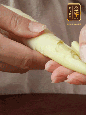 春筍沿著外皮豎著淺劃一刀，剝下外殼，切掉尾部的老根，切滾刀塊。（這個(gè)時(shí)候的春筍最為鮮嫩脆爽，不需要焯水去除澀味）