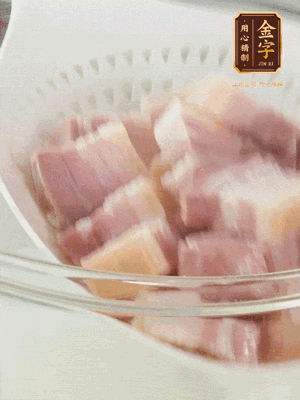 金字淡咸肉、排骨分別加料酒、蔥、姜冷水下鍋焯水，水開撇去浮沫撈出。
