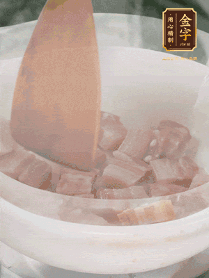 砂鍋內(nèi)咸肉微微煸出香味，再倒入開水。放排骨滾開后轉(zhuǎn)中小火篤30分鐘。（水盡量一次加足，以免中途加水沖淡鮮味。這一步是湯底濃白的關(guān)鍵）