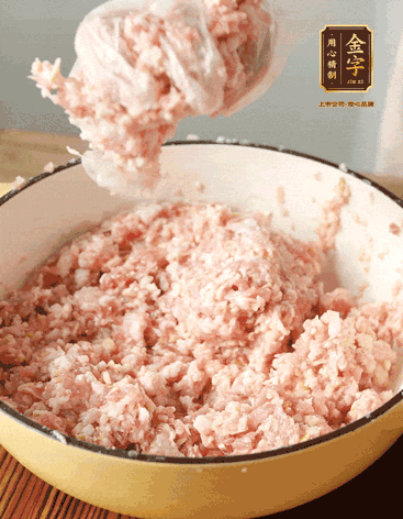 肉丁、咸肉丁、一丟丟鹽、料酒拌勻，反復(fù)摔打上勁。接著加入1兩蔥姜水，反復(fù)拌勻摔打上勁。前后共加3遍。3遍后筍丁，接著反復(fù)摔打上勁。最后加入1個(gè)蛋清、3茶匙生粉拌勻摔打上勁