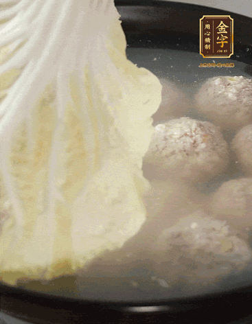 等獅子頭浮起來時(shí)再加白菜蓋。小火慢燉2小時(shí)