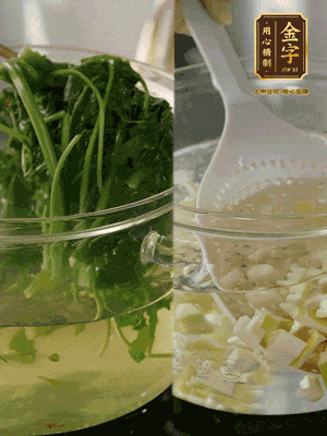 春筍切丁焯水；薺菜加鹽焯水，過(guò)涼水后切成細(xì)末