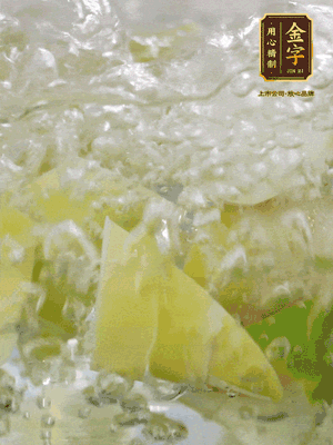 春筍沿著外皮豎著淺劃一刀，剝下外殼，切掉尾部的老根，切滾刀塊。簡單焯水去澀味。