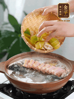 倒開水燉煮后轉(zhuǎn)移入砂鍋，淋料酒去腥、加少許鹽調(diào)味，再依次加咸肉、春筍燉煮15分鐘。