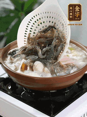 最后加一把蛤蜊、一把河蝦燜2分鐘，放一點(diǎn)白胡椒粉調(diào)味，撒上蔥花點(diǎn)綴！