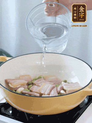 倒入熱水，加絲瓜、腐竹
