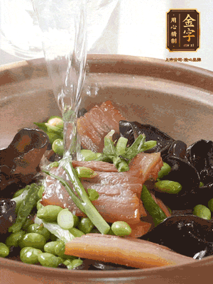 轉(zhuǎn)入砂鍋，加入開水、百葉結(jié)燉煮10分鐘