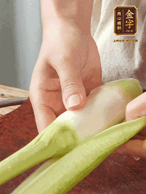 茭白去皮切絲，下鍋稍稍汆燙一下瀝干。