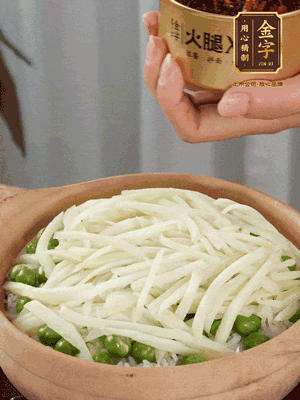 到水微干，放上豌豆、茭白絲。
