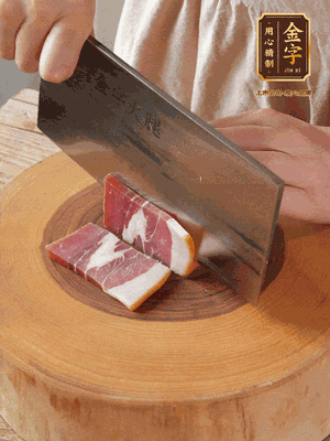 金字火腿切片，溫水浸泡5分鐘。