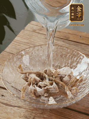 筍干提前泡發(fā)1晚切段，冬瓜去皮切塊。