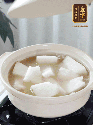 最后下冬瓜繼續(xù)燉煮10分鐘，撒上蔥花點綴。