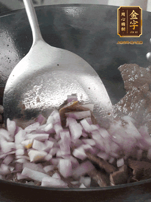 橄欖油熱鍋，牛肉丁炒至焦香狀態(tài)，下洋蔥丁翻炒出香味