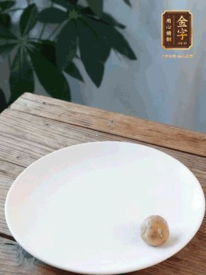 做水油皮、油酥 將油皮材料放入料盆中，加100ml水攪拌成雪花片狀。在案板上反復揉搓成有一定筋度的光潔面團，搓成14個團子。
