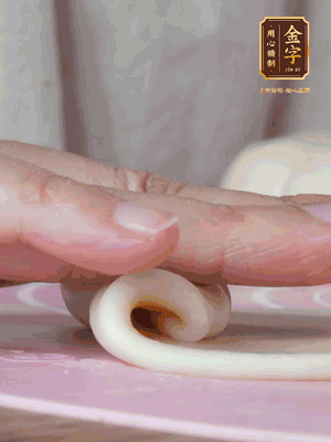 做面劑 油皮按扁，中間包入一個油酥，邊緣收緊捏死。包好的面劑按扁，用搟面杖搟壓成橢圓形。從底部向上卷成筒狀，用保鮮膜蓋好松弛15分鐘，再把筒狀縱向搟壓成長條狀。再卷一次，松弛20分鐘