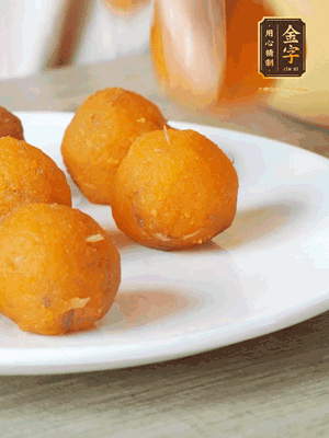 融化的黃油、芝士粉攪勻，加糖粉、蛋液、淡奶油、咸蛋黃攪勻，再加入玉米淀粉、奶粉拌勻，用不粘鍋炒至抱團(tuán)