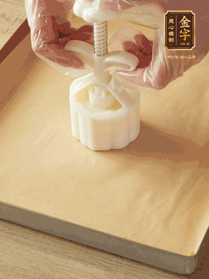 取一個(gè)面團(tuán)，捏扁，中間厚，四周薄?；⒖谕贤疲钡绞湛?，把餅胚放入模具里，壓2-3下