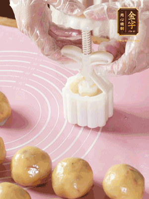 收緊虎口搓圓，裹上一層面粉，放入模具壓一壓